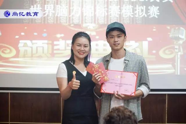 安静的比赛会场更让人紧张 而主导本次比赛的裁判均为历届世界记忆大师: 此次大赛总负责人、总裁判长、世界记忆大师教练陆伟带领一众裁判宣誓 副裁判长世界记忆大师总教练方士奇、副裁判长世界记忆大师教练陈阳、主裁判世界记忆大师倪彤彤、主裁判世界记忆大师李利、主裁判世界记忆大师梁雷、主裁判世界记忆大师林发、主裁判世界记忆大师谢庆平等一众裁判宣誓,保证比赛公平公正地进行 参赛选手赛前宣誓 这一次比赛规模更大、规格更高,对参赛选手的要求更高,比赛的紧张程度可想而知。而在连续两天的紧张比赛之后,大赛于8月1